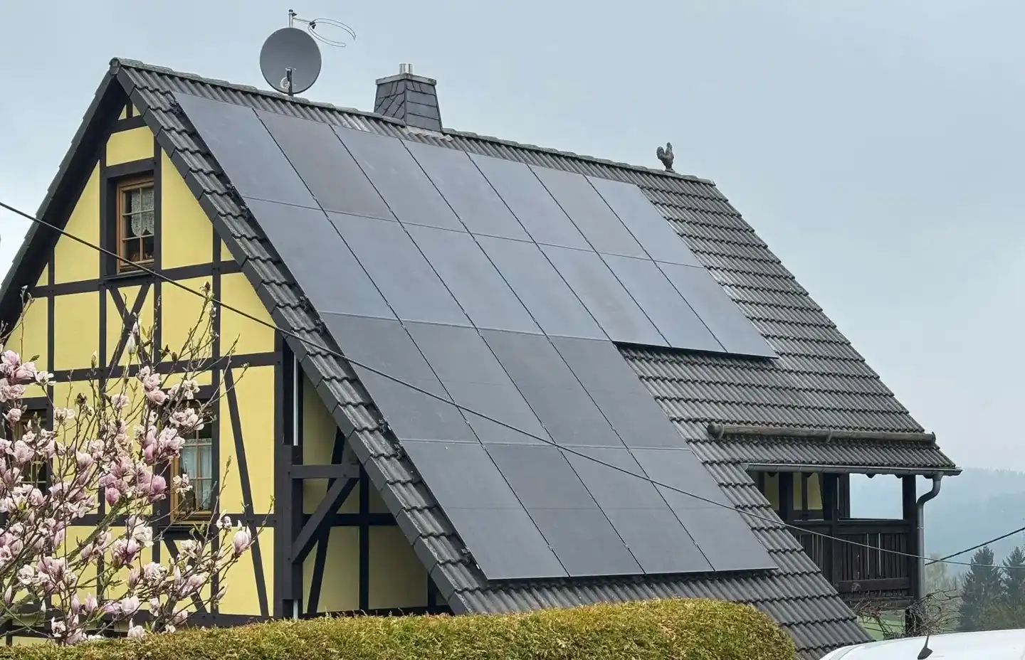photovoltaikanlage-installation-fachwerkhaus-dach