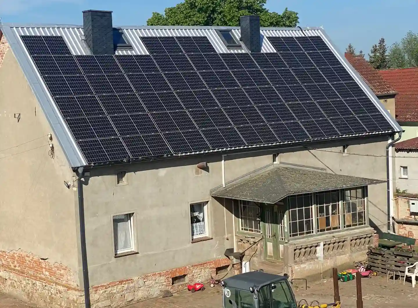 photovoltaikanlage-steildach-bestandsgebaeude-erhoehte-perspektive