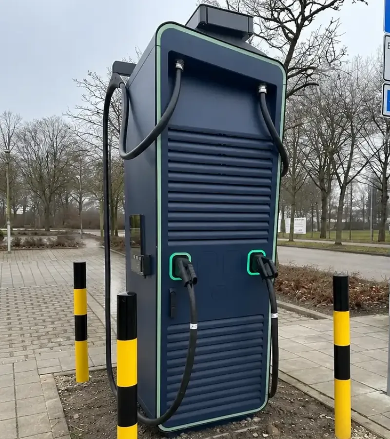 Ladeinfrastruktur & Wallbox Installation 2 blaue-schnellladesaeule-zwei-gruene-ladepunkte-parkplatz