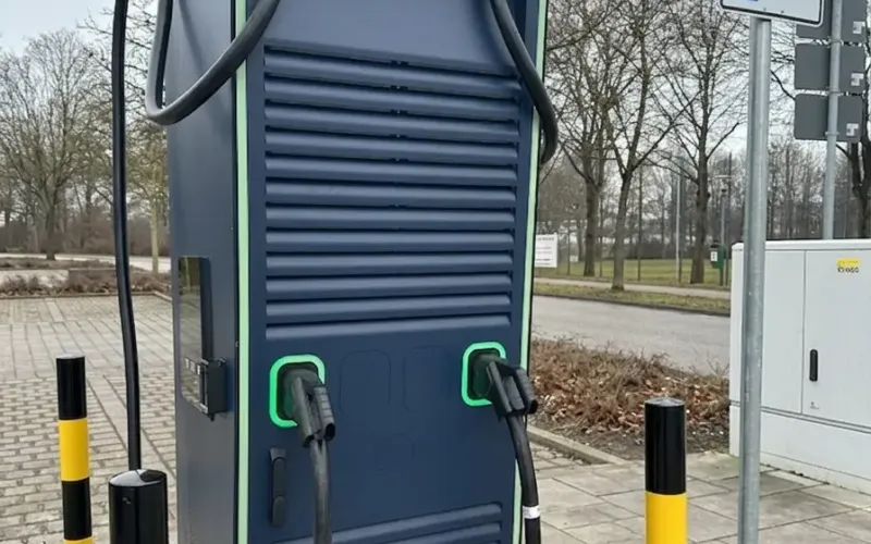 blaue-schnellladesaeule-zwei-gruene-ladepunkte-parkplatz
