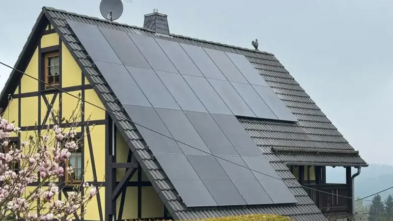 photovoltaikanlage-installation-fachwerkhaus-dach