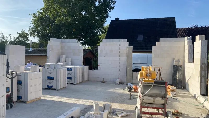 dachsanierung-alte-ziegel-abdecken-dacharbeiten-beginn