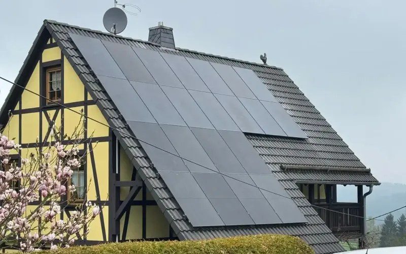 photovoltaikanlage-installation-fachwerkhaus-dach