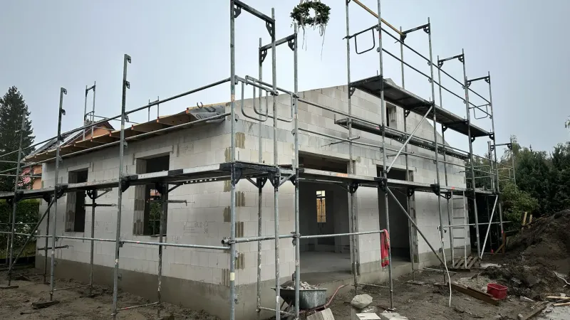 dachsanierung-neue-ziegeleindeckung-flaeche-dachfenster-eingebaut