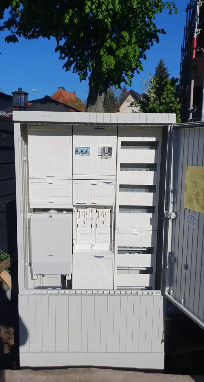 aussenzaehlerschrank-geoeffnet-hager-elektroinstallation