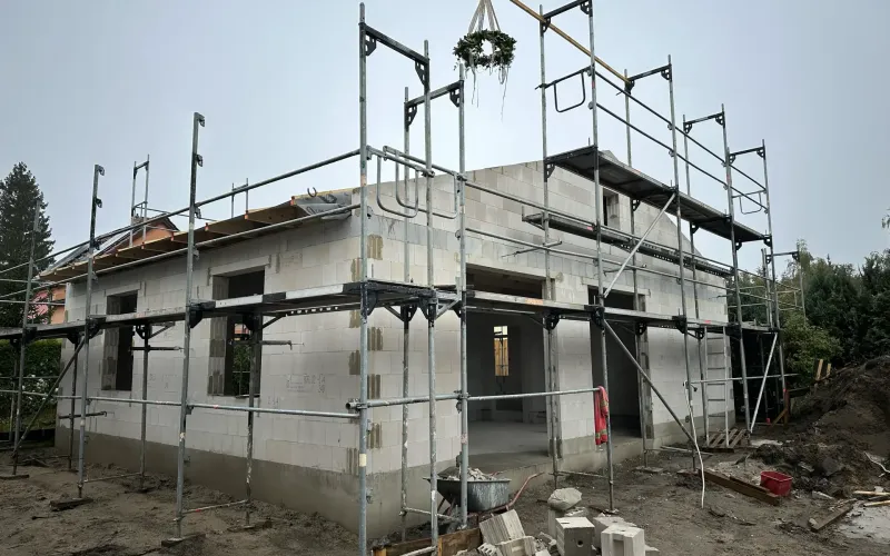 dachsanierung-neue-ziegeleindeckung-flaeche-dachfenster-eingebaut